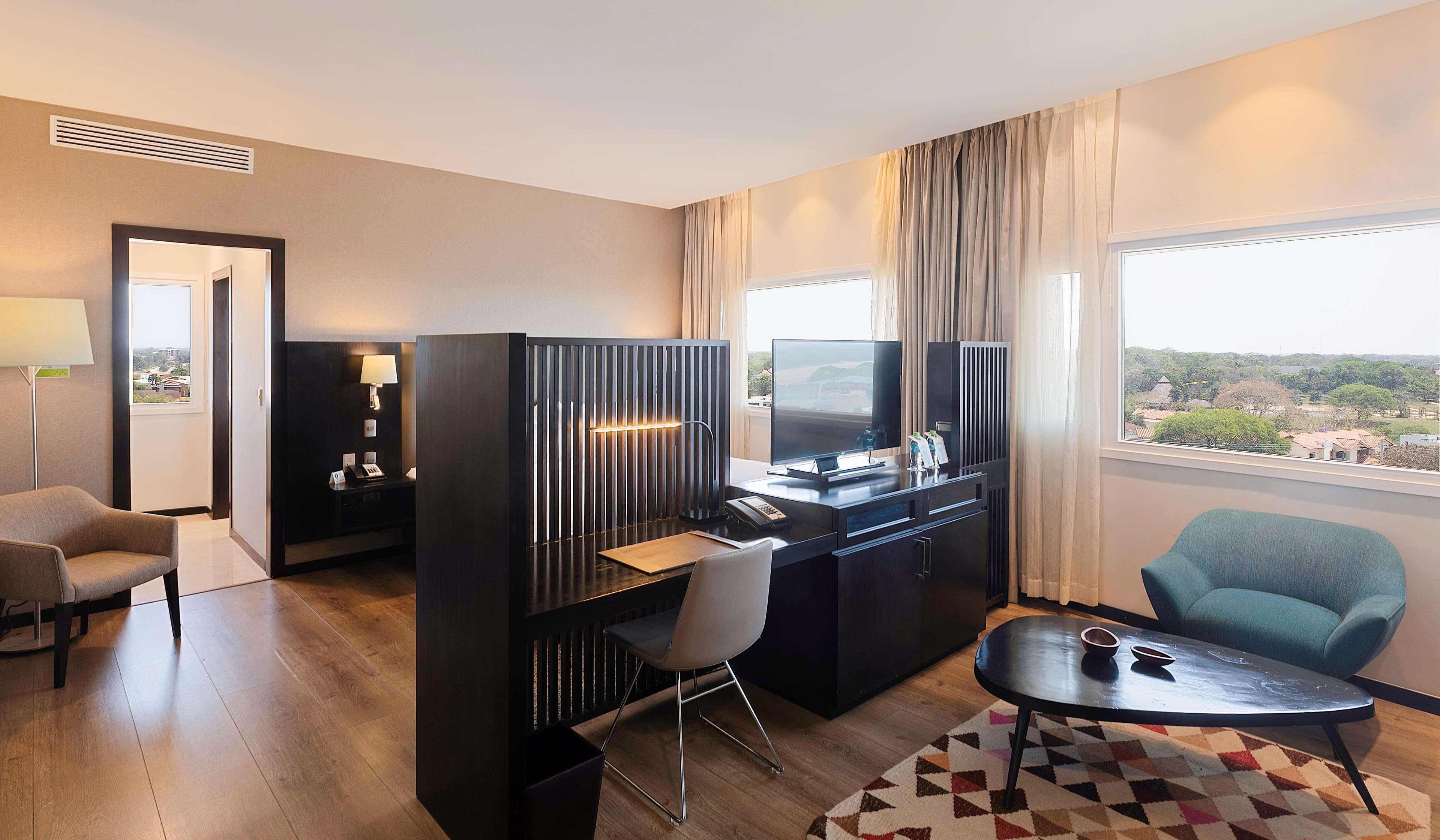 Radisson Hotel Santa Cruz サンタ・クルス・デ・ラ・シエラ エクステリア 写真
